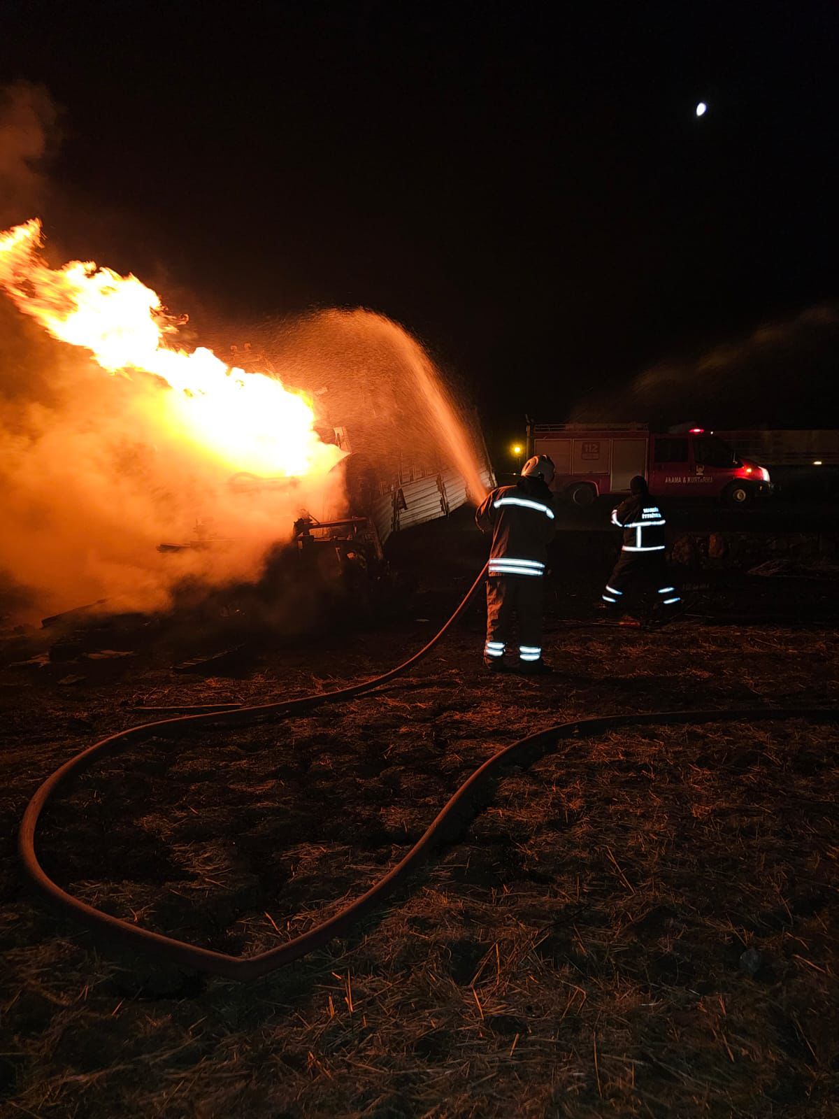 Mardin'de, devrilerek alev alan TIR’ın şoförü yanarak öldü  - Görsel 2
