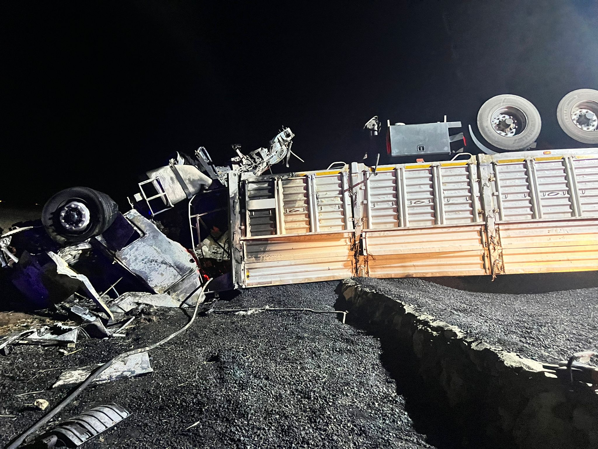 Mardin'de, devrilerek alev alan TIR’ın şoförü yanarak öldü  - Görsel 4