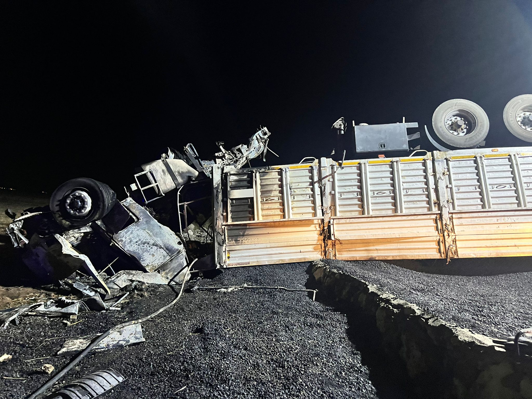 Mardin'de, devrilerek alev alan TIR’ın şoförü yanarak öldü  - Görsel 5
