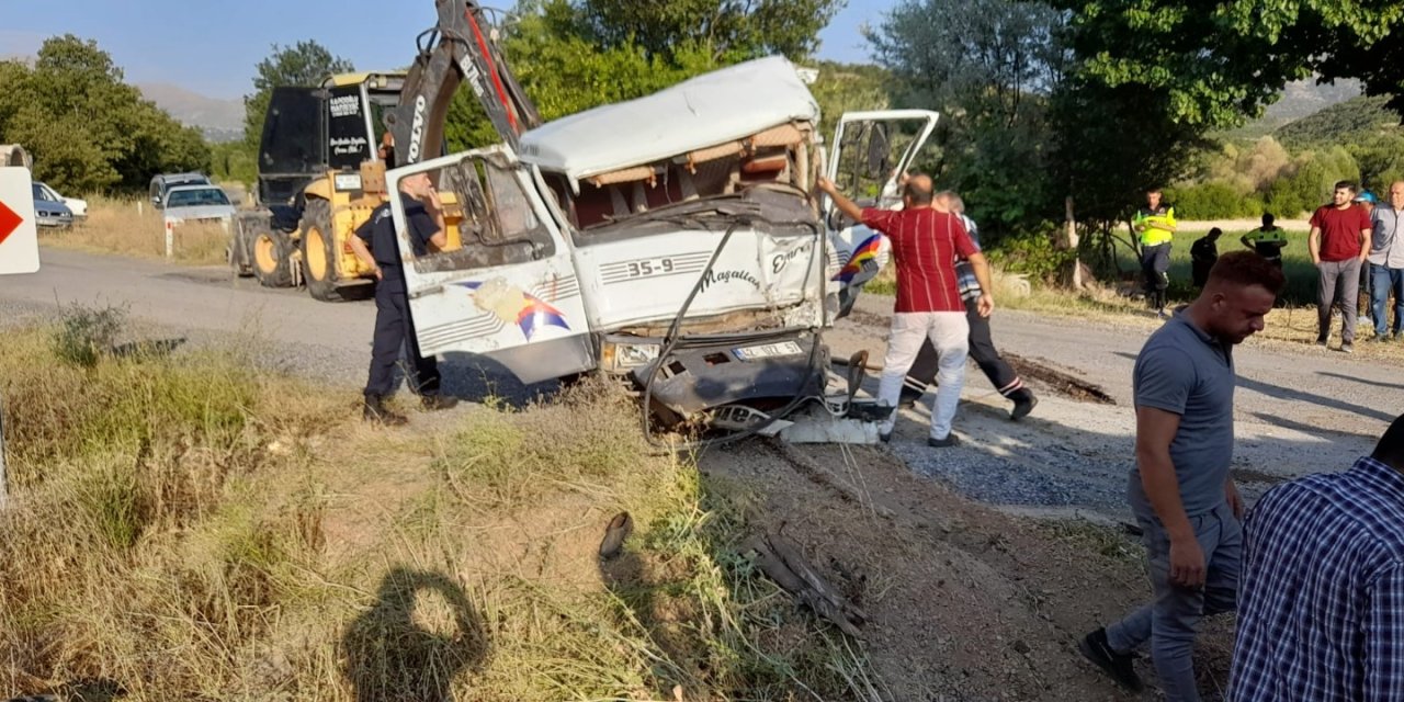 Beyşehir'de KOSKİ tankeri ile kamyon çarpıştı! 2’si ağır 4 yaralı - Görsel 1