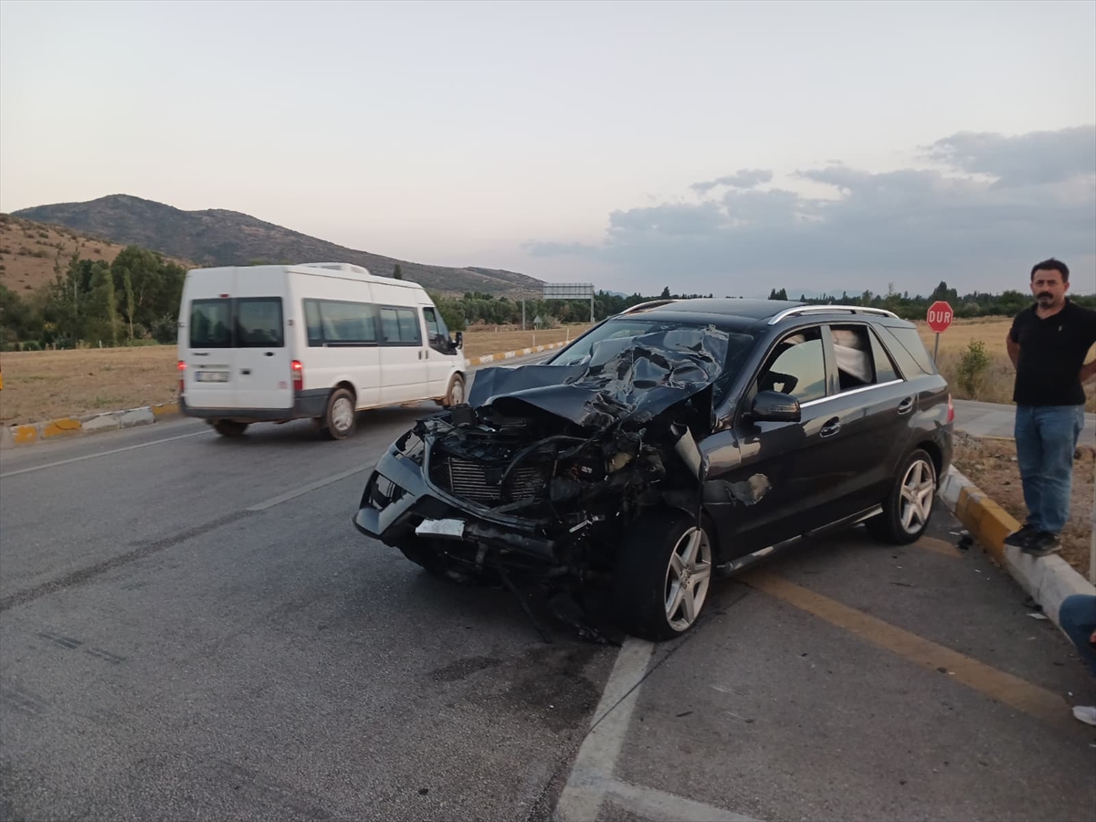 Beyşehir'de tıra arkadan çarpan otomobildeki 5 kişi yaralandı - Görsel 1