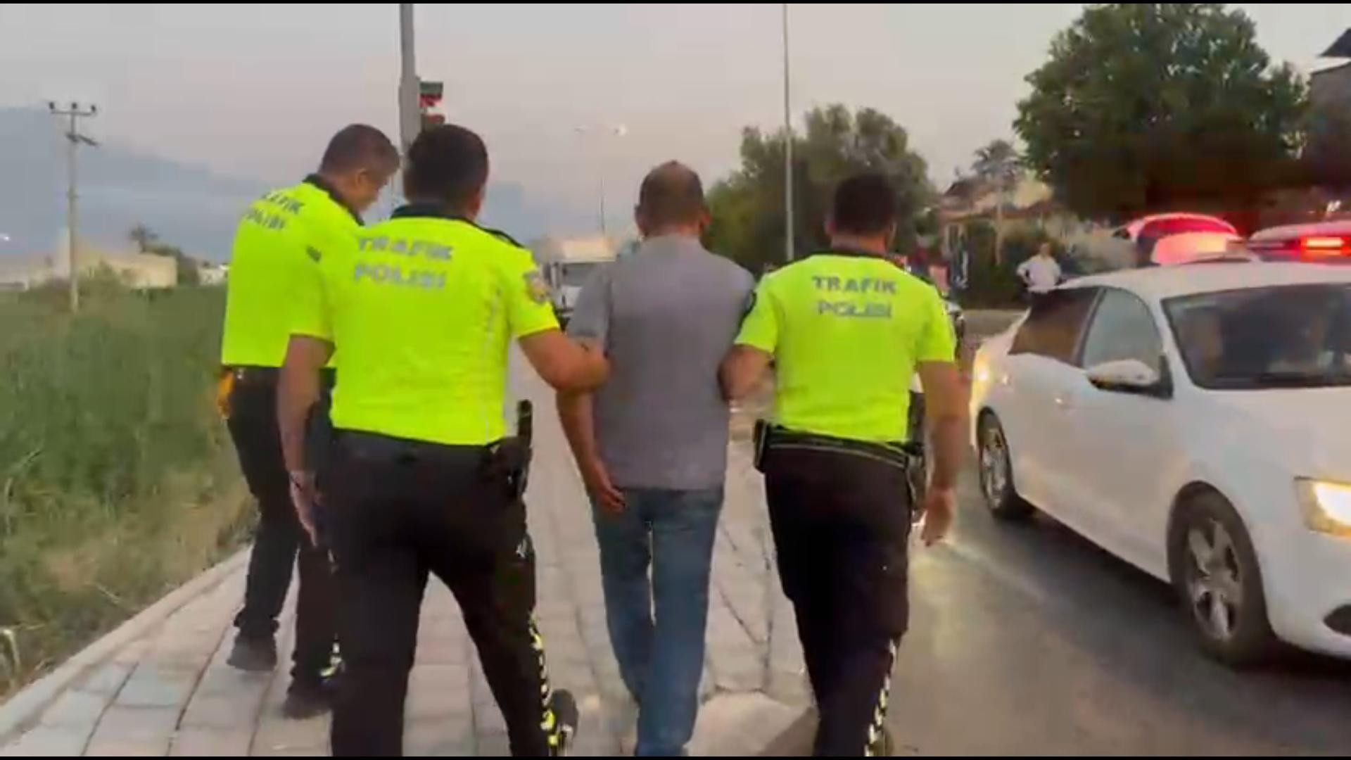 Muğla'da Otomobiliyle, çarptığı kadının üzerinden geçip kaçmaya çalıştı - Görsel 1