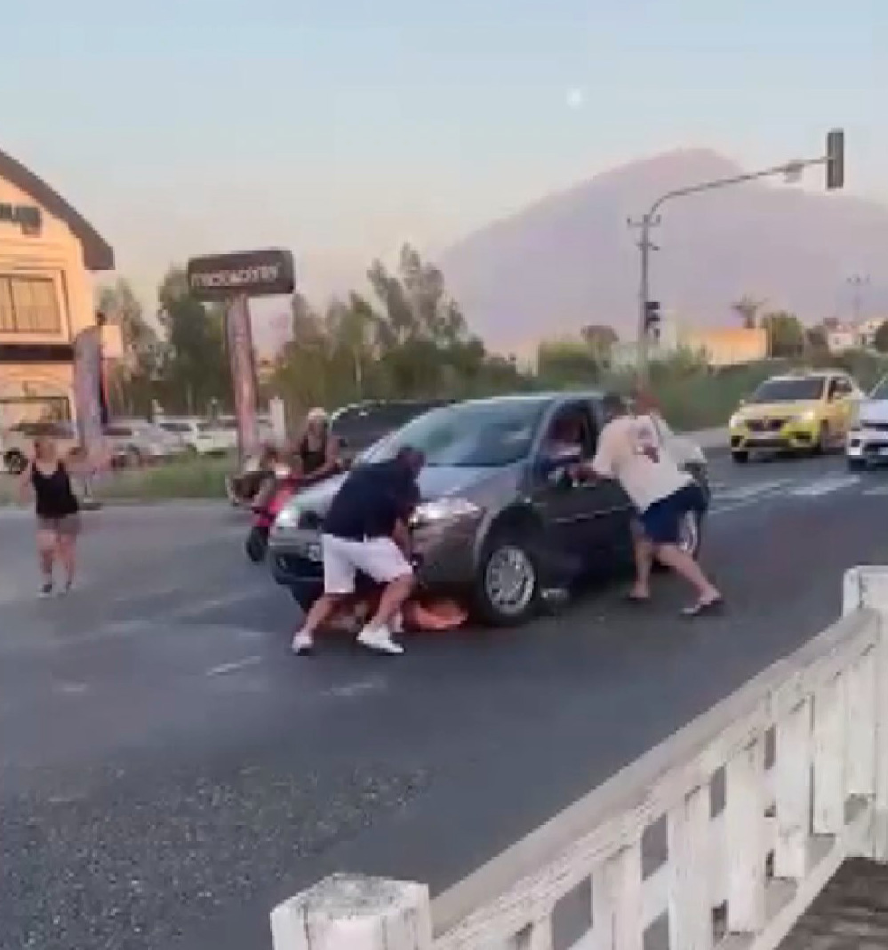 Muğla'da Otomobiliyle, çarptığı kadının üzerinden geçip kaçmaya çalıştı - Görsel 4