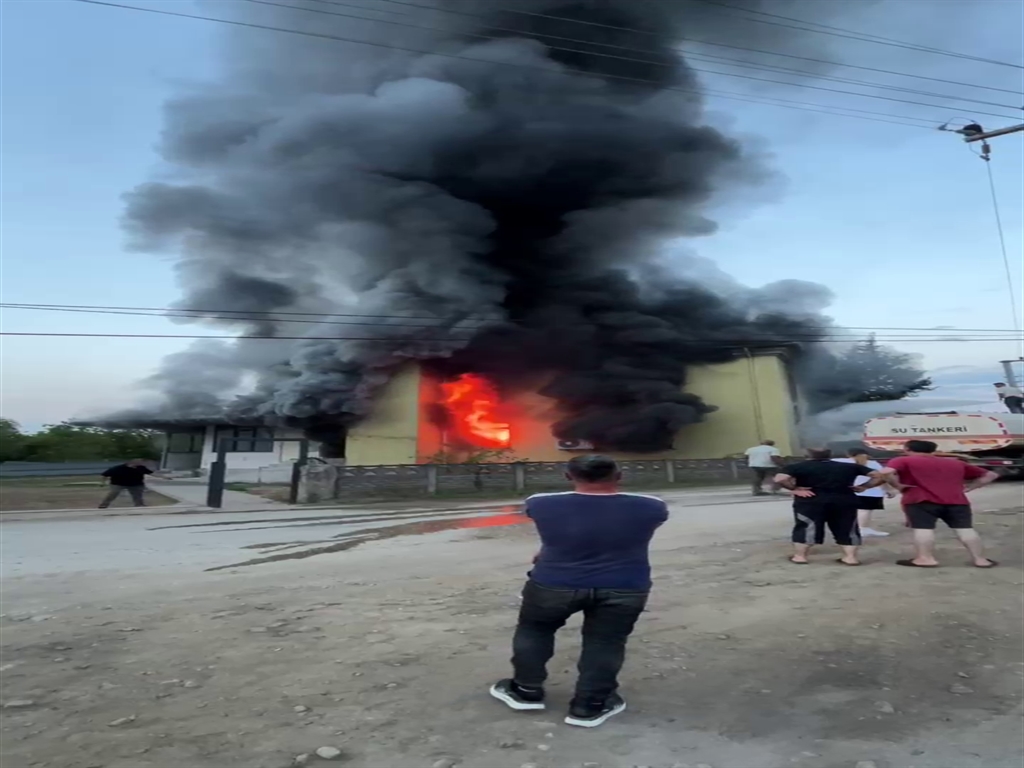 Düzce’de, camide çıkan yangını itfaiye söndürdü - Görsel 2