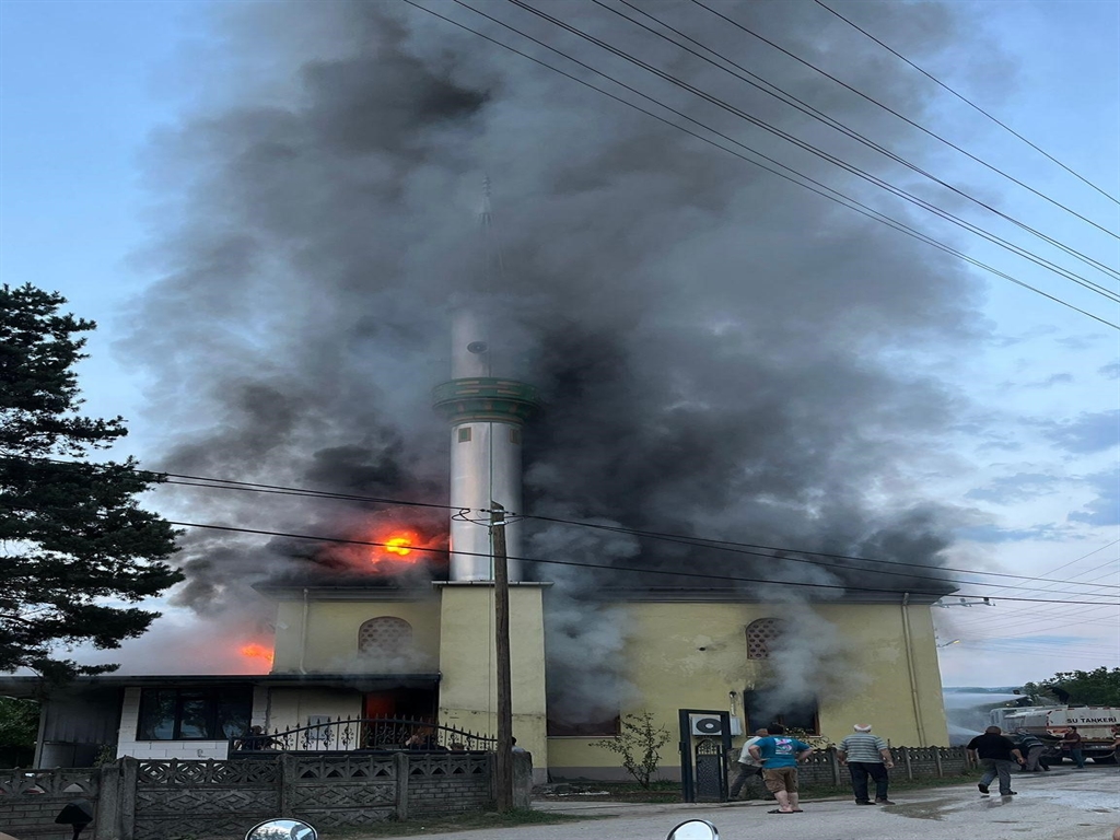 Düzce’de, camide çıkan yangını itfaiye söndürdü - Görsel 4