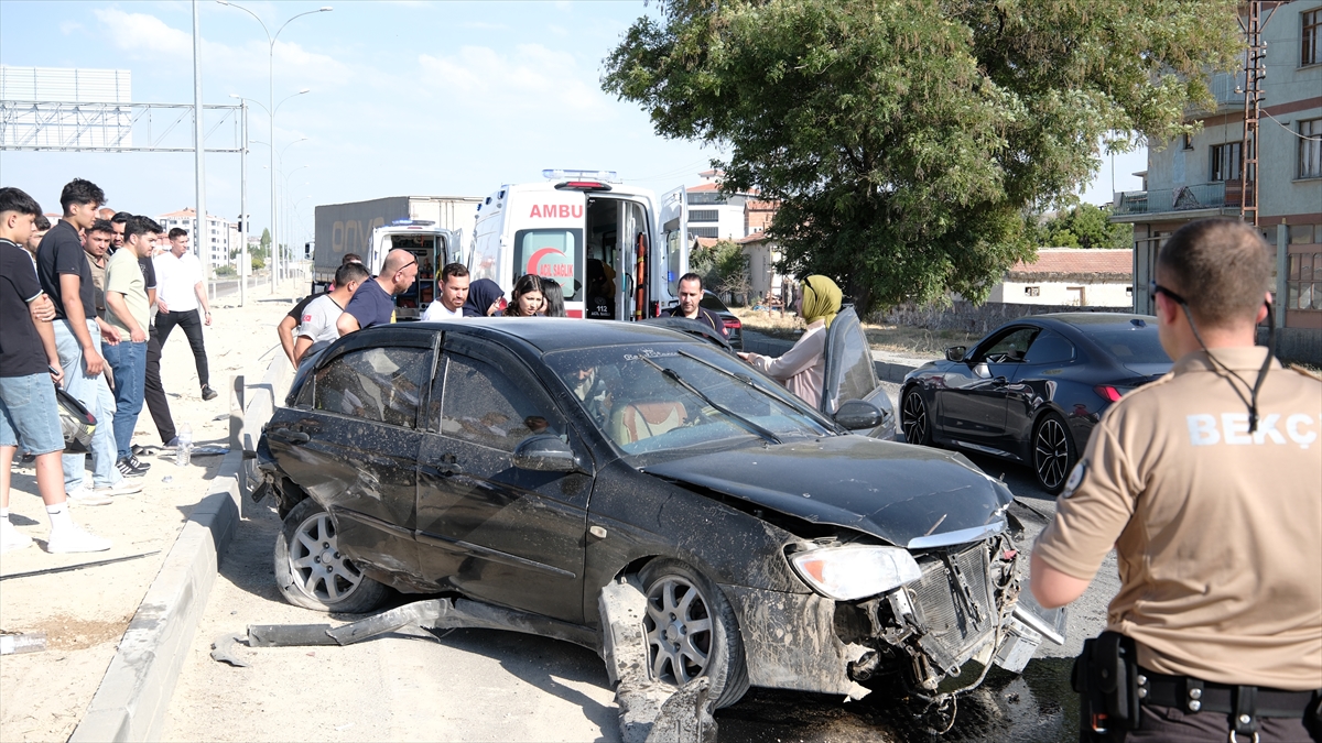 Konya'da tırın otomobile çarpmasıyla 3 kişinin yaralandığı kaza anı kamerada - Görsel 1