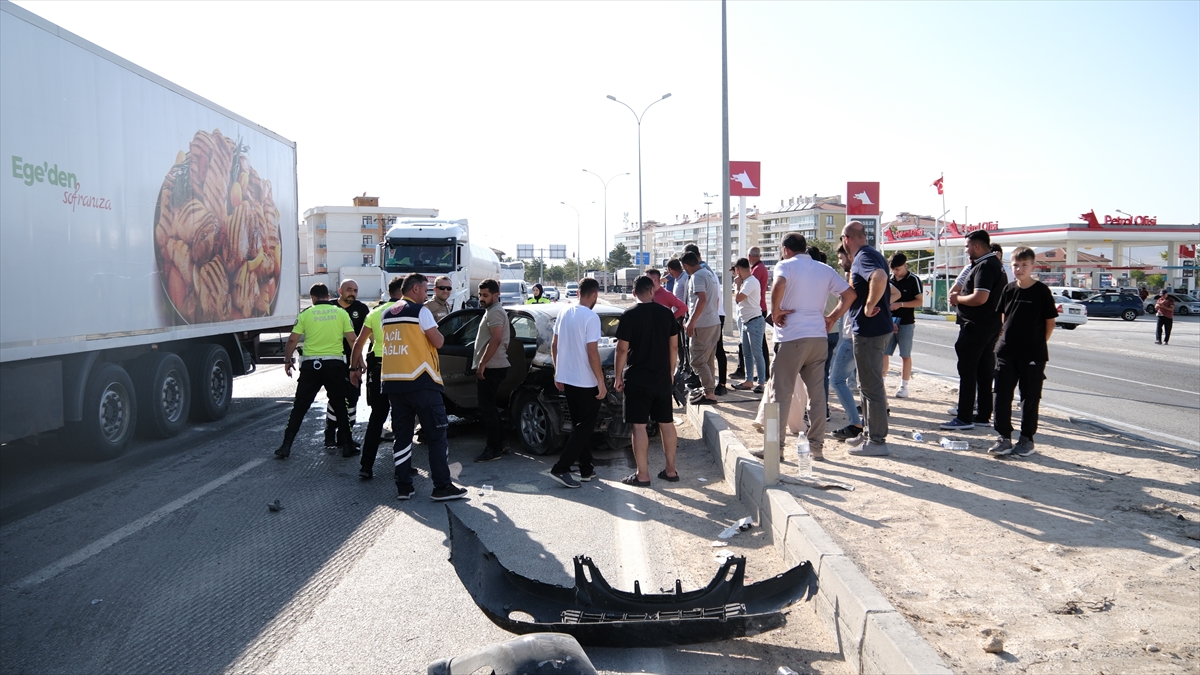 Konya'da tırın otomobile çarpmasıyla 3 kişinin yaralandığı kaza anı kamerada - Görsel 2