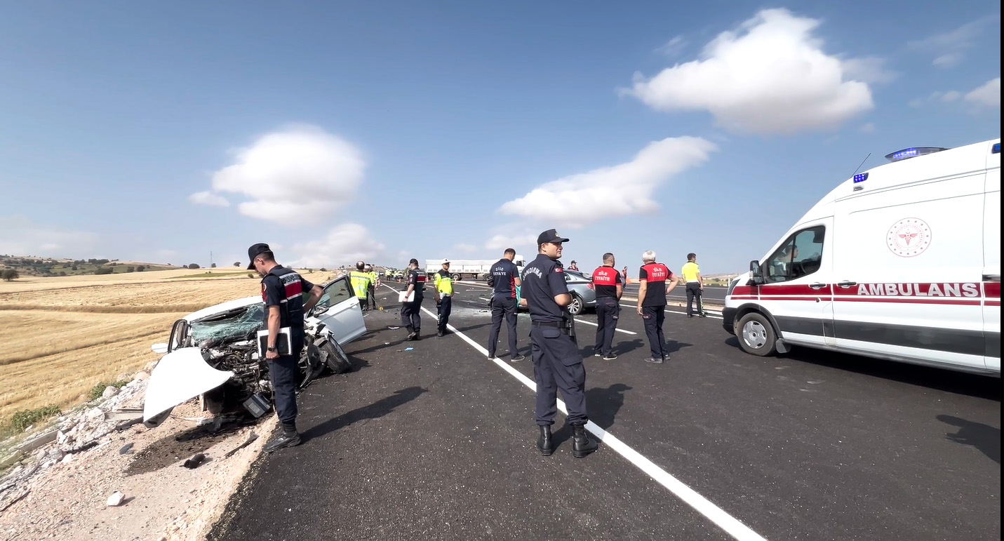 Tokat'ın Zile ilçesinde iki otomobilin çarpışması sonucu 4 kişi öldü, 2 kişi yaralandı  - Görsel 1