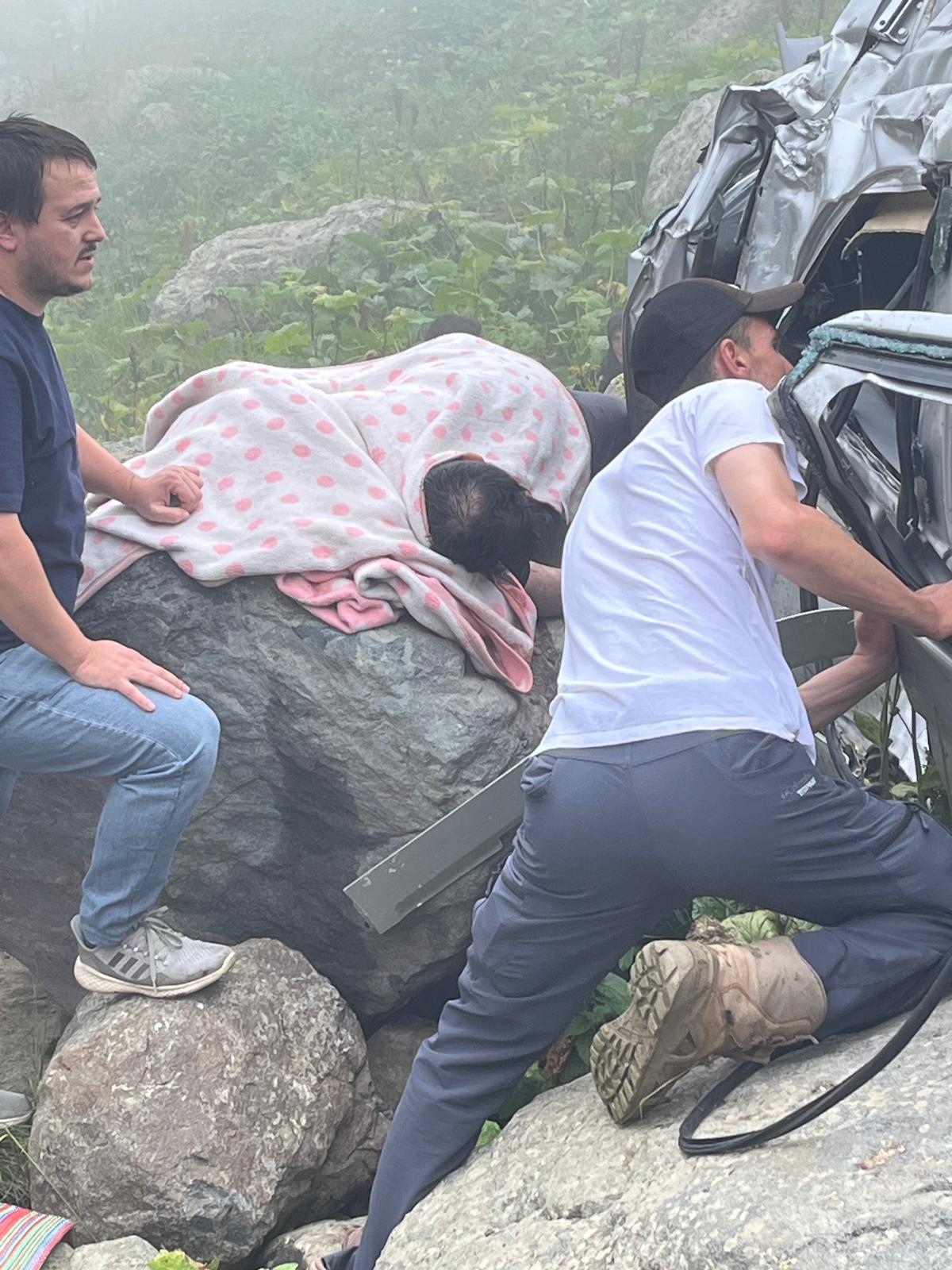 Trabzon'da Arap turistleri taşıyan minibüs, uçuruma yuvarlandı; 2 ölü, 4 yaralı - Görsel 2