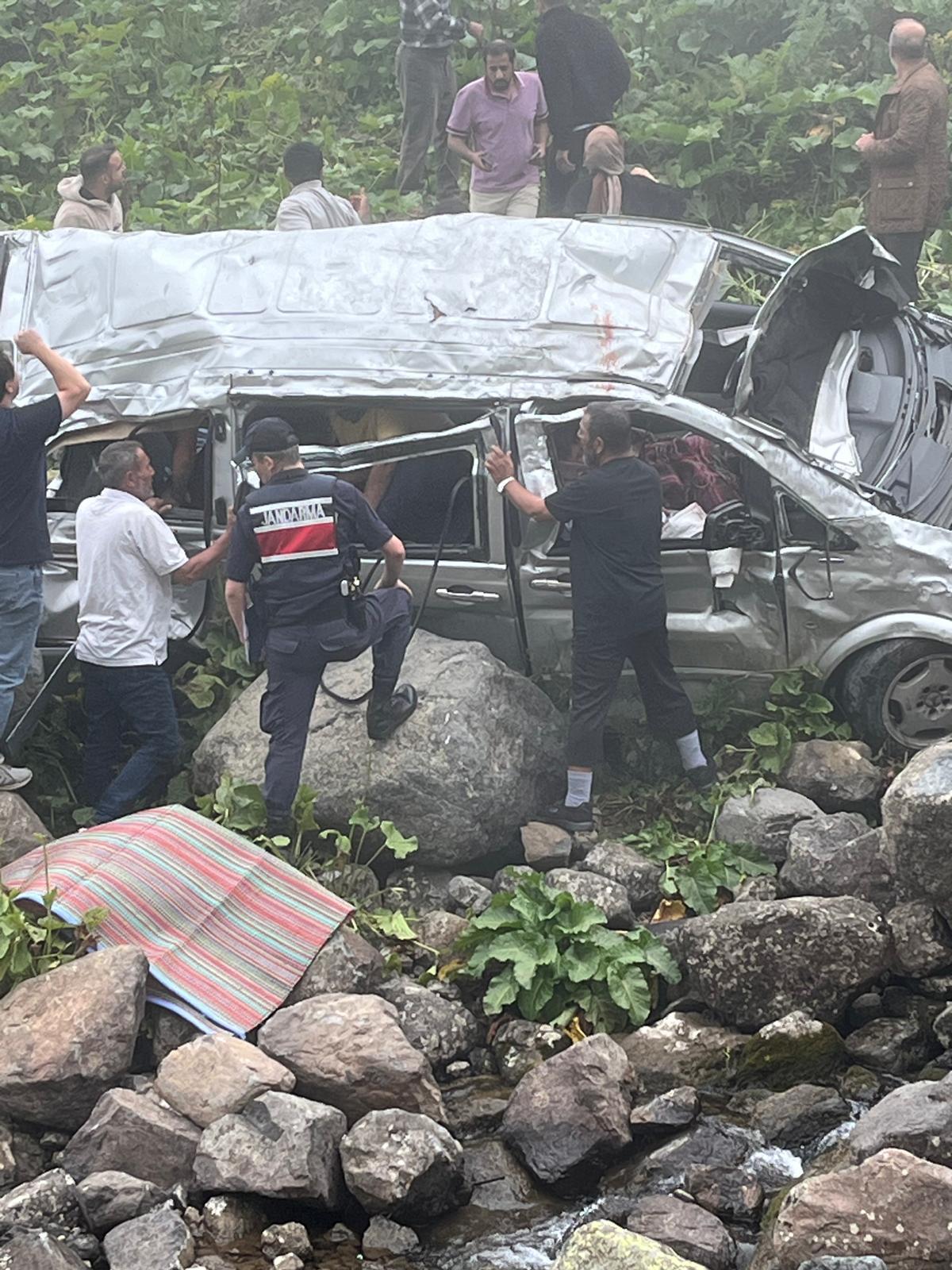 Trabzon'da Arap turistleri taşıyan minibüs, uçuruma yuvarlandı; 2 ölü, 4 yaralı - Görsel 3