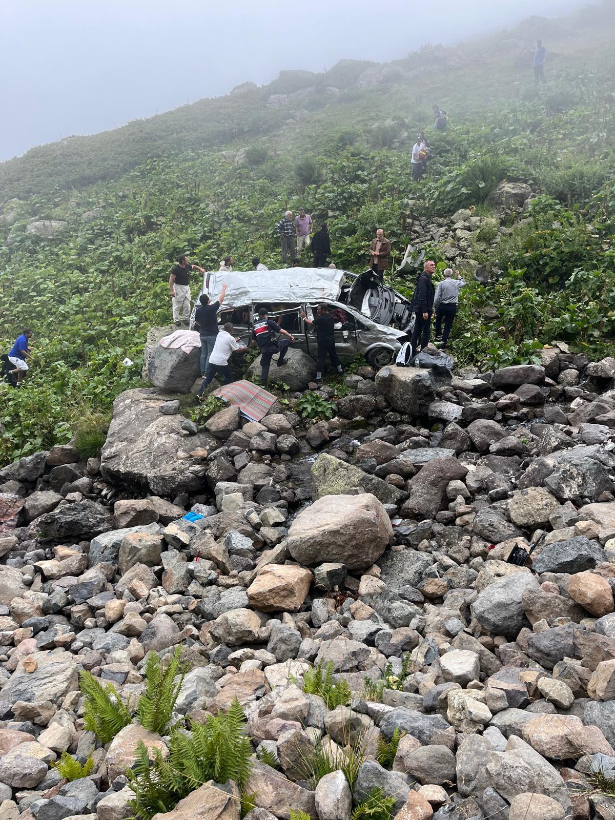 Trabzon'da Arap turistleri taşıyan minibüs, uçuruma yuvarlandı; 2 ölü, 4 yaralı - Görsel 4