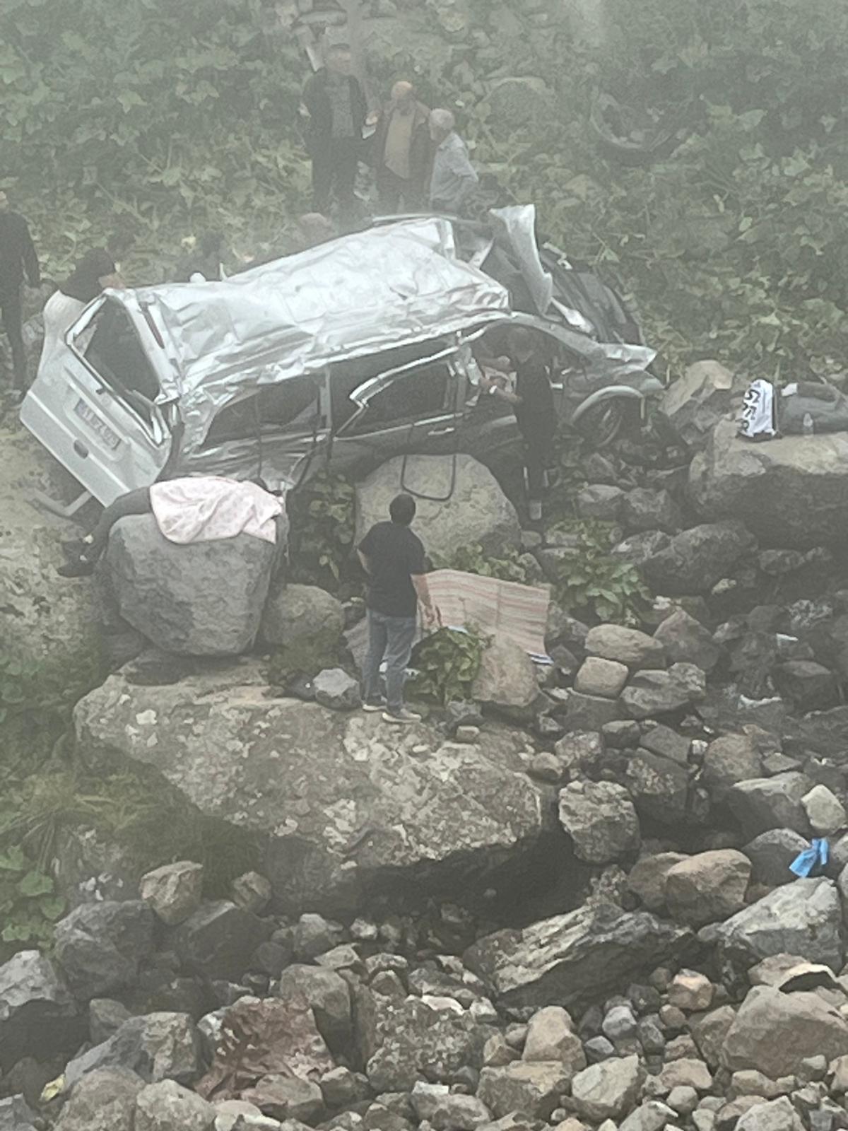 Trabzon'da Arap turistleri taşıyan minibüs, uçuruma yuvarlandı; 2 ölü, 4 yaralı - Görsel 5