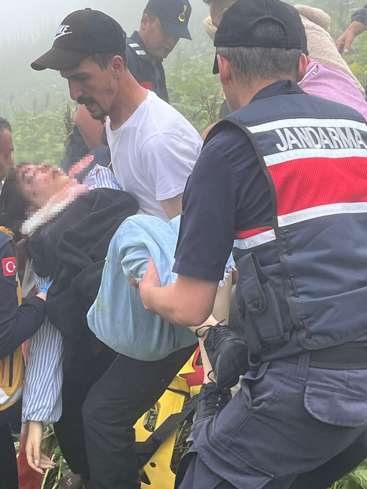 Trabzon'da Arap turistleri taşıyan minibüs, uçuruma yuvarlandı; 2 ölü, 4 yaralı - Görsel 8