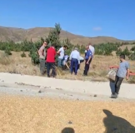 Sivas'ta buğday yüklü traktör devrildi: 2 ölü - Görsel 4