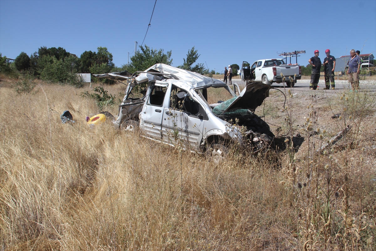  Beyşehir'de  beton direğe çarpan araçtaki 5 kişi yaralandı - Görsel 1