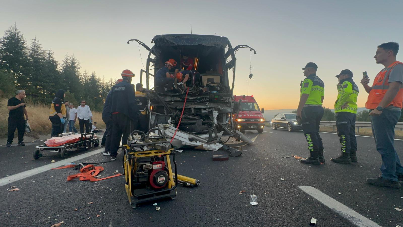Bolu'da Yolcu otobüsü kamyona çarptı: 1 ölü, 10 yaralı - Görsel 2