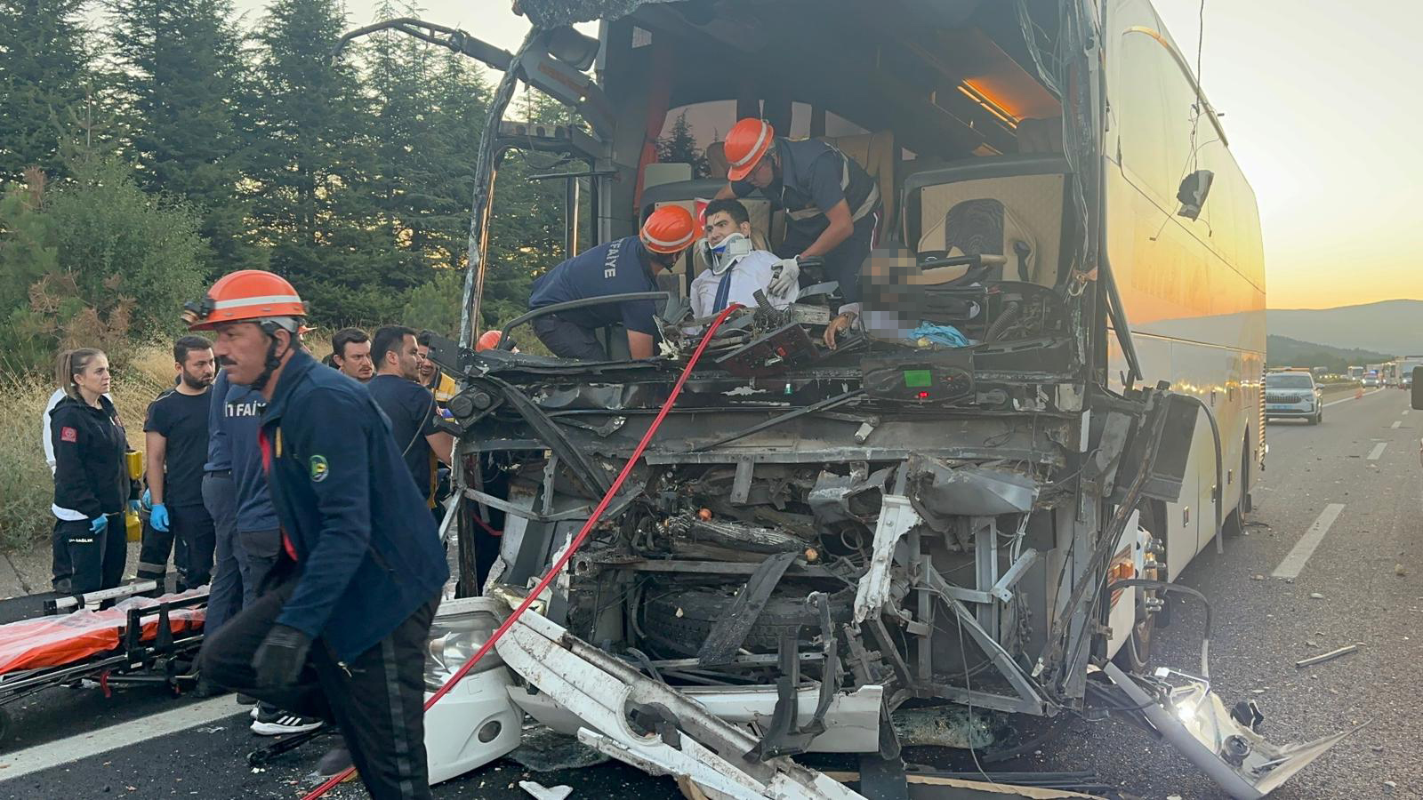 Bolu'da Yolcu otobüsü kamyona çarptı: 1 ölü, 10 yaralı - Görsel 3