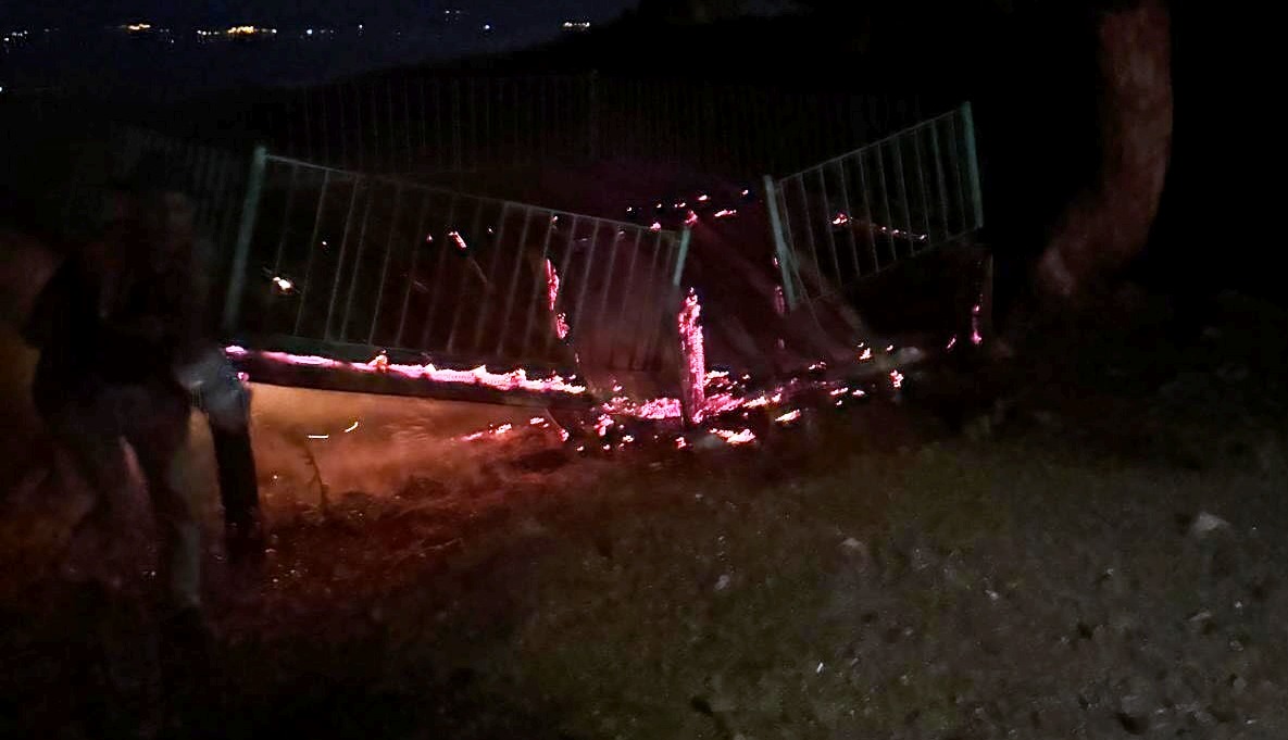 "Çok Tehlikeli Gelişme: Yalıhüyük Gölcük Yaylası'ndaki Seyir Terası Kundaklandı! Vatandaş ve Ekiplerin Hızlı Müdahalesiyle Alevler Kontrol Altına Alındı" - Görsel 1