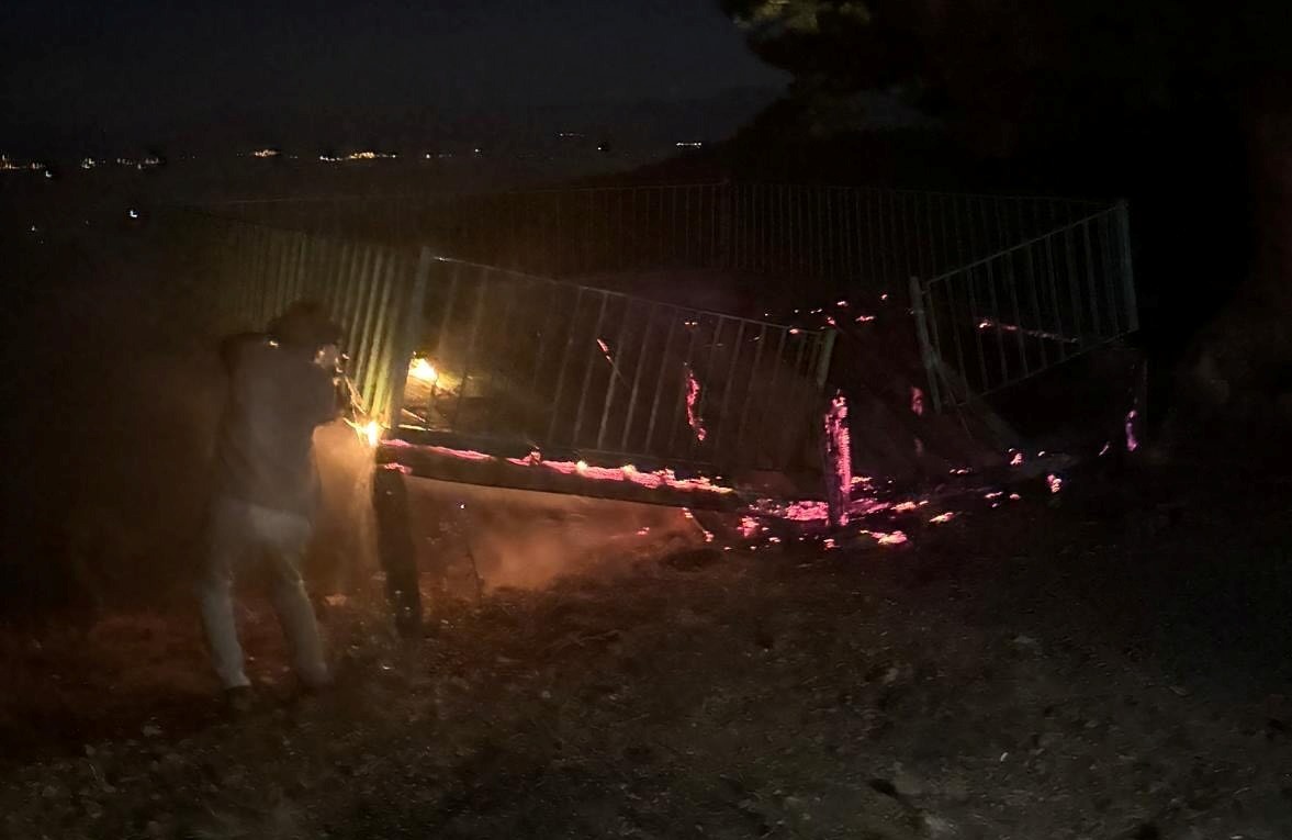 "Çok Tehlikeli Gelişme: Yalıhüyük Gölcük Yaylası'ndaki Seyir Terası Kundaklandı! Vatandaş ve Ekiplerin Hızlı Müdahalesiyle Alevler Kontrol Altına Alındı" - Görsel 2