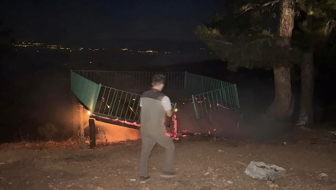 "Çok Tehlikeli Gelişme: Yalıhüyük Gölcük Yaylası'ndaki Seyir Terası Kundaklandı! Vatandaş ve Ekiplerin Hızlı Müdahalesiyle Alevler Kontrol Altına Alındı" - Görsel 3