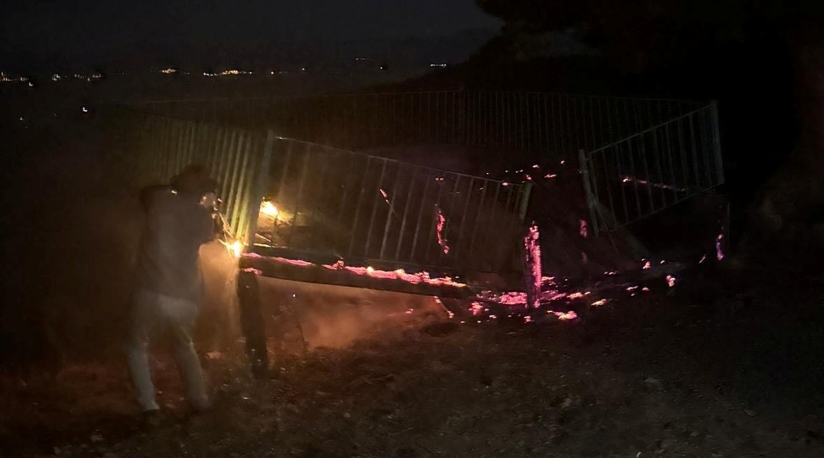 "Çok Tehlikeli Gelişme: Yalıhüyük Gölcük Yaylası'ndaki Seyir Terası Kundaklandı! Vatandaş ve Ekiplerin Hızlı Müdahalesiyle Alevler Kontrol Altına Alındı" - Görsel 4