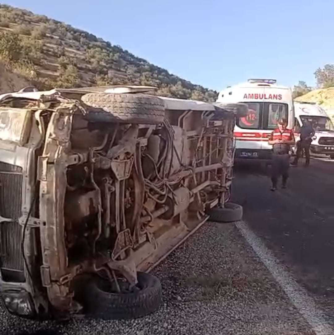 Adıyaman'da, tarım işçilerini taşıyan minibüs devrildi: 23 yaralı - Görsel 1