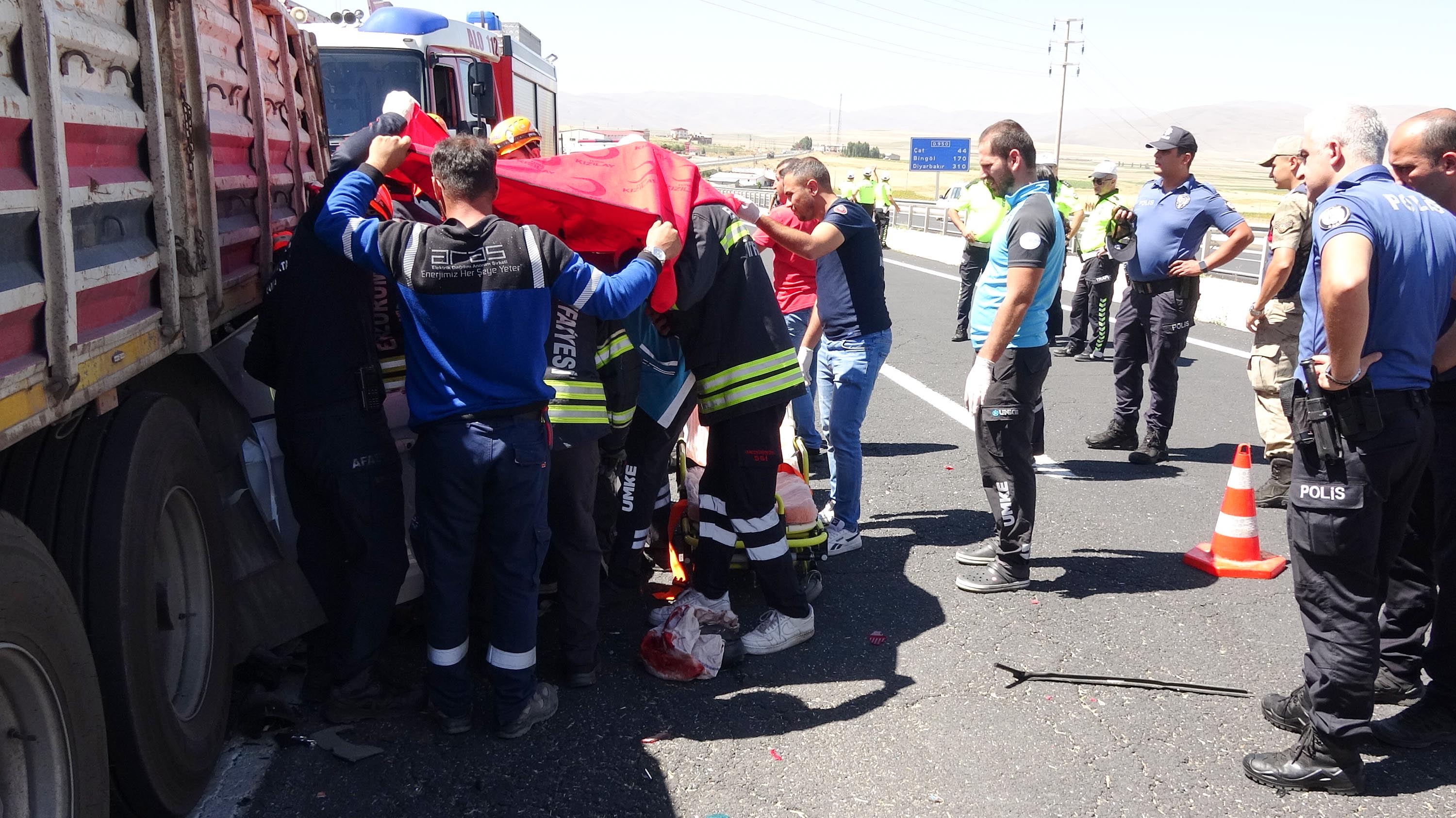 Erzurum'da TIR'ın altına giren otomobilin sürücüsü Burak hayatını kaybetti - Görsel 3