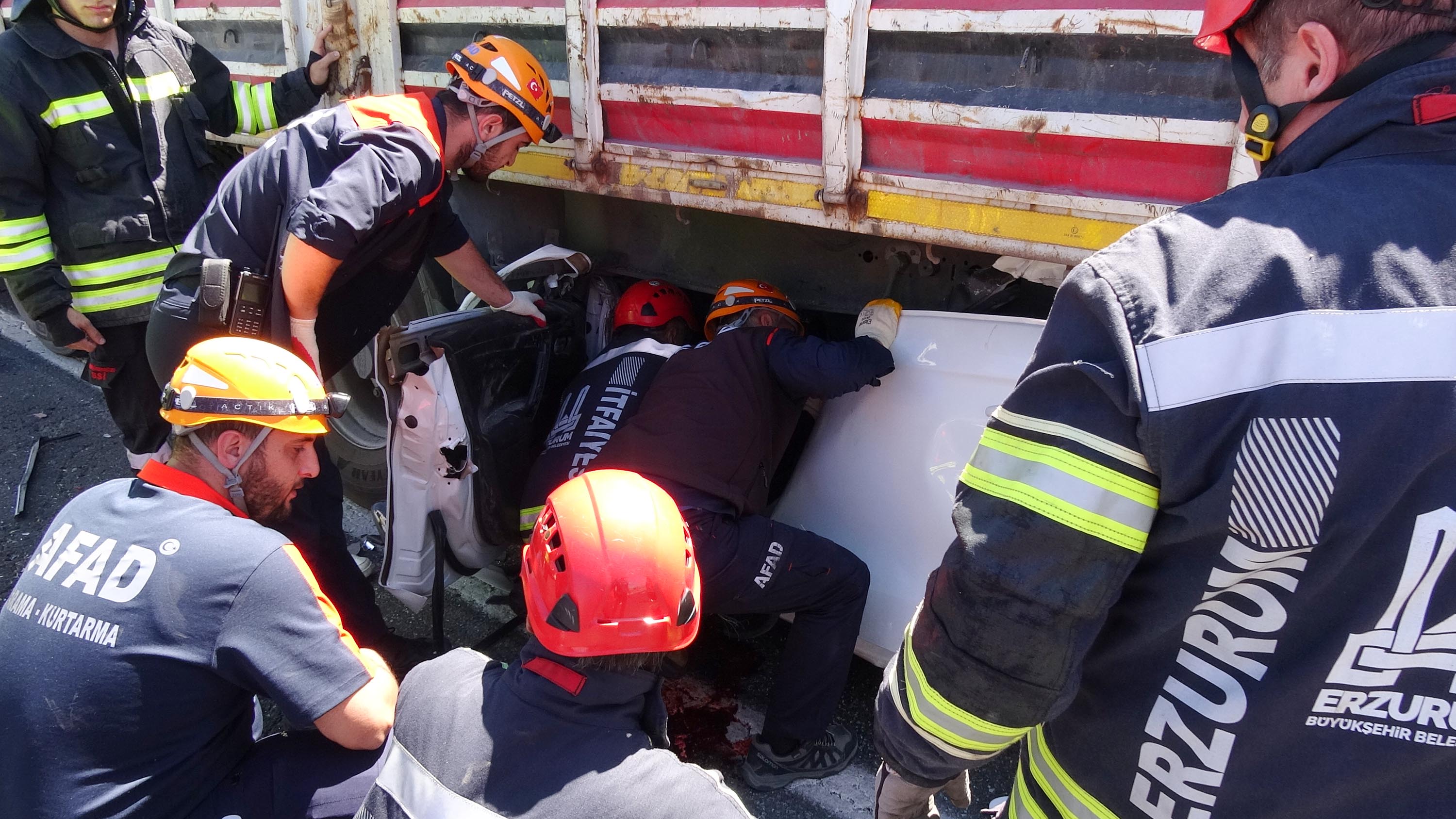 Erzurum'da TIR'ın altına giren otomobilin sürücüsü Burak hayatını kaybetti - Görsel 4