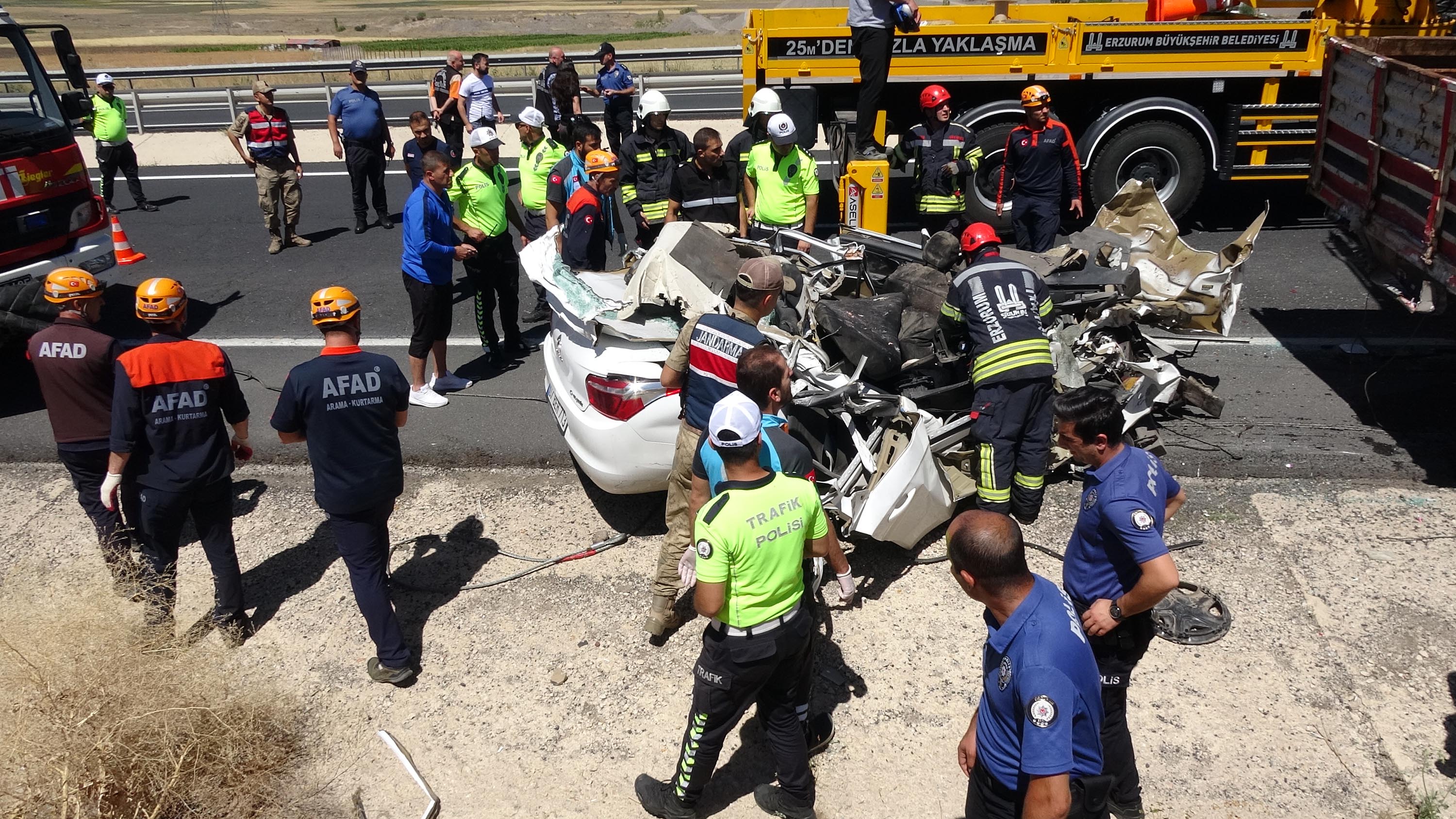 Erzurum'da TIR'ın altına giren otomobilin sürücüsü Burak hayatını kaybetti - Görsel 8