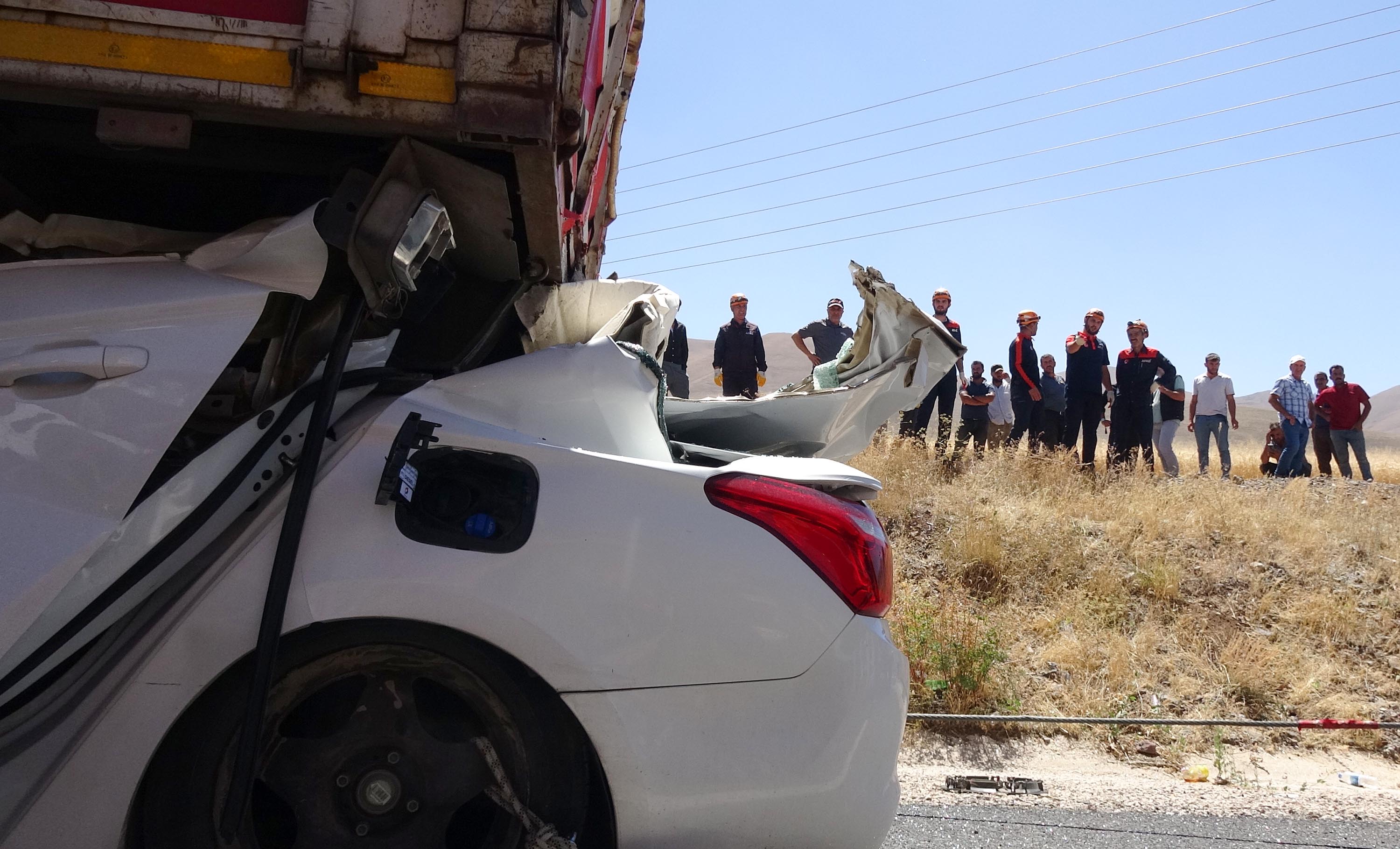 Erzurum'da TIR'ın altına giren otomobilin sürücüsü Burak hayatını kaybetti - Görsel 9
