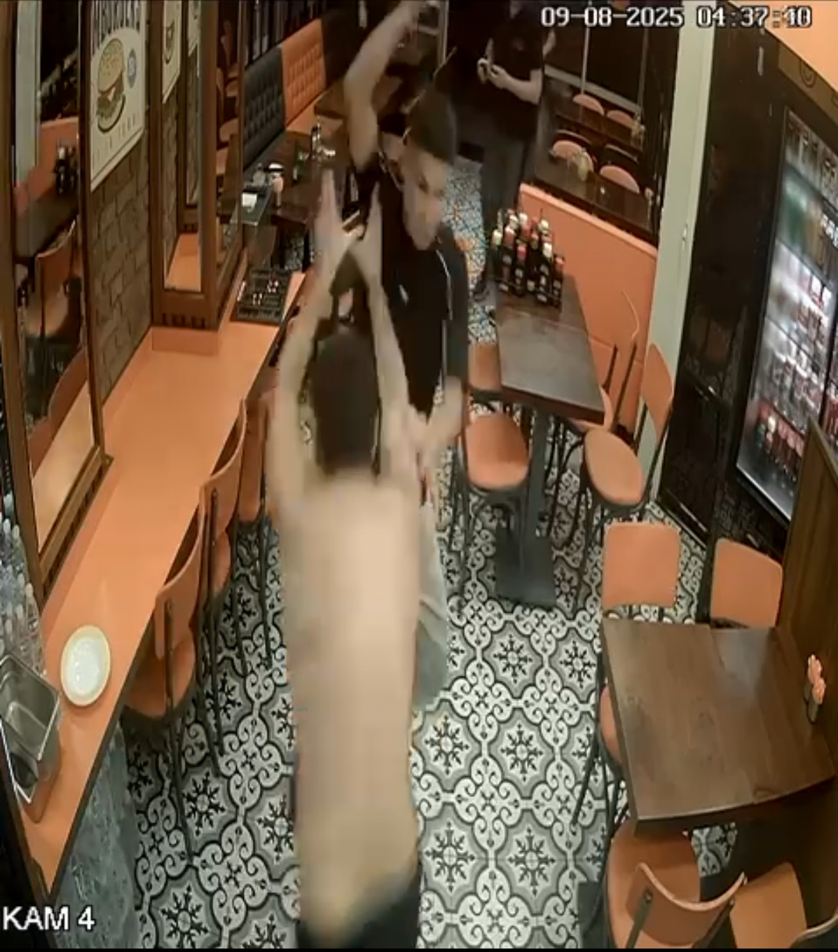 İstanbul- Kavgada ensesine saplanan bıçakla hastaneye götürüldü; ameliyatla kurtarıldı - Görsel 1