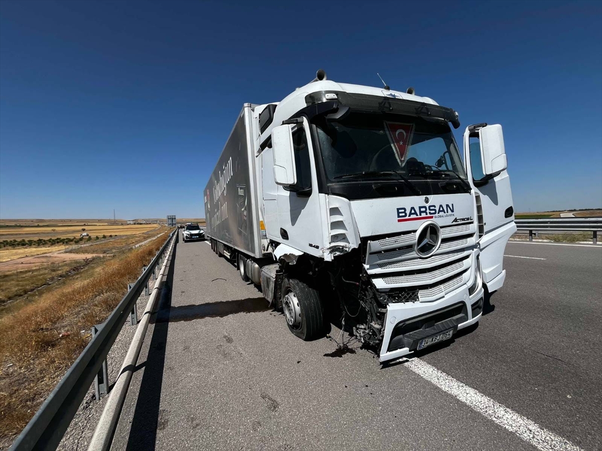 Niğde'de tırla otomobilin çarpıştığı kazada 1 kişi öldü, 3 kişi yaralandı - Görsel 1