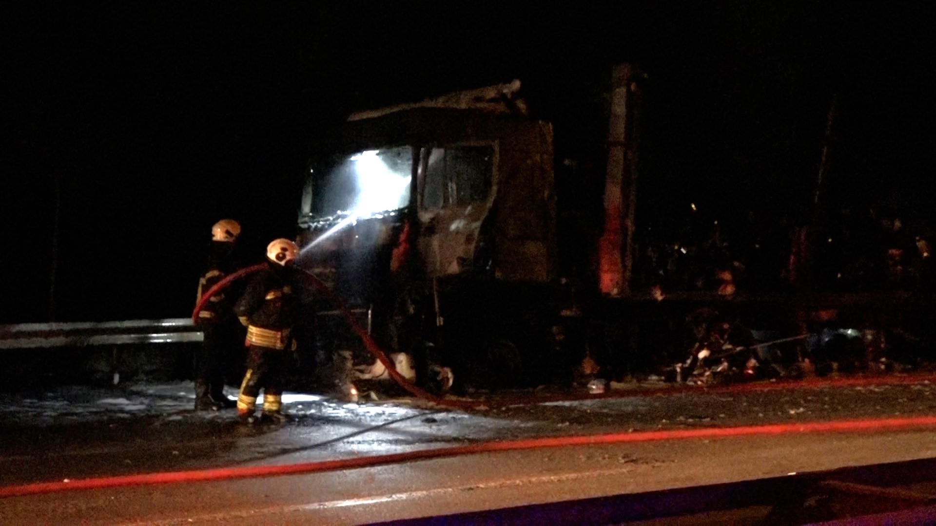 Samsun’da yanan TIR, 8 kilometre alevler içinde ilerledi TIR’da çıkan yangında alevler ağaçlara sıçradı  - Görsel 1