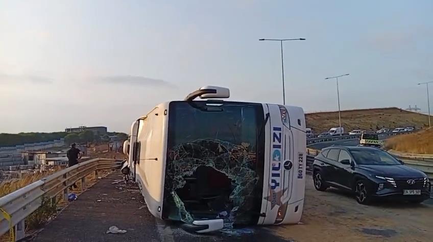 İstanbul - Kuzey Marmara Otoyolu'nda yolcu otobüsü devrildi: 3 ölü, 20 yaralı - Görsel 1