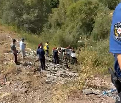 Sivas’ta otomobil dere yatağına uçtu: 2 ölü - Görsel 1