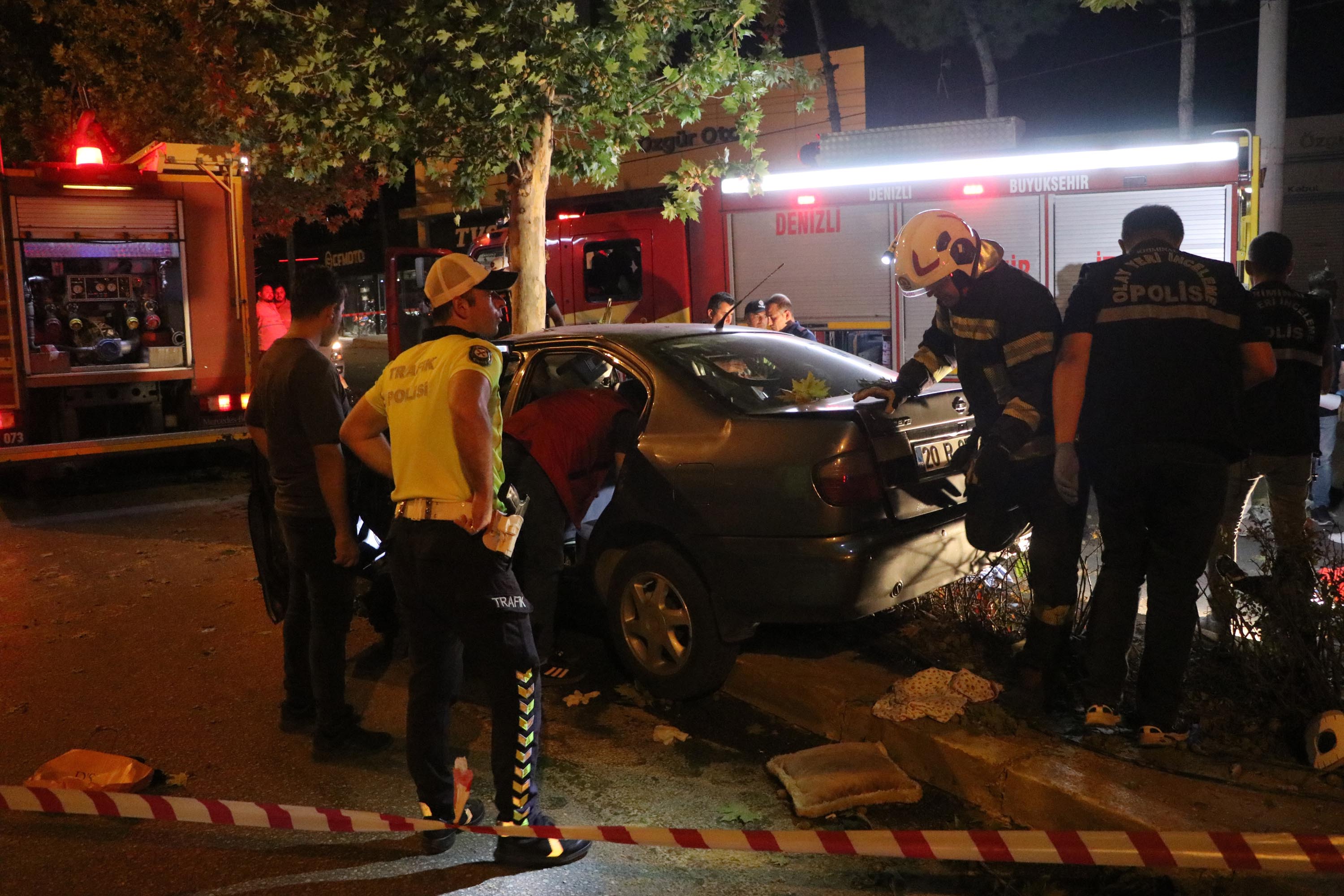 Denizlide Doğum günü kutlaması faciayla bitti! Otomobil ağaca ok gibi saplandı - Görsel 2