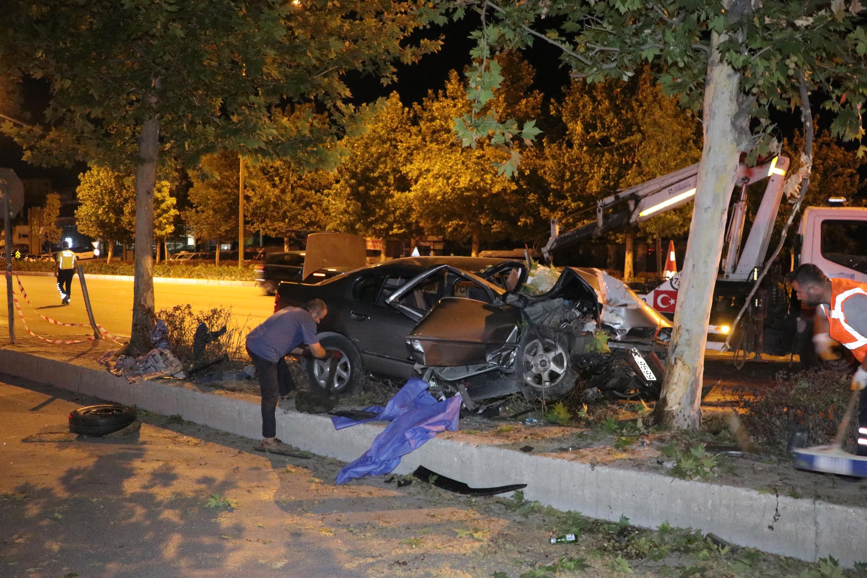 Denizlide Doğum günü kutlaması faciayla bitti! Otomobil ağaca ok gibi saplandı - Görsel 3