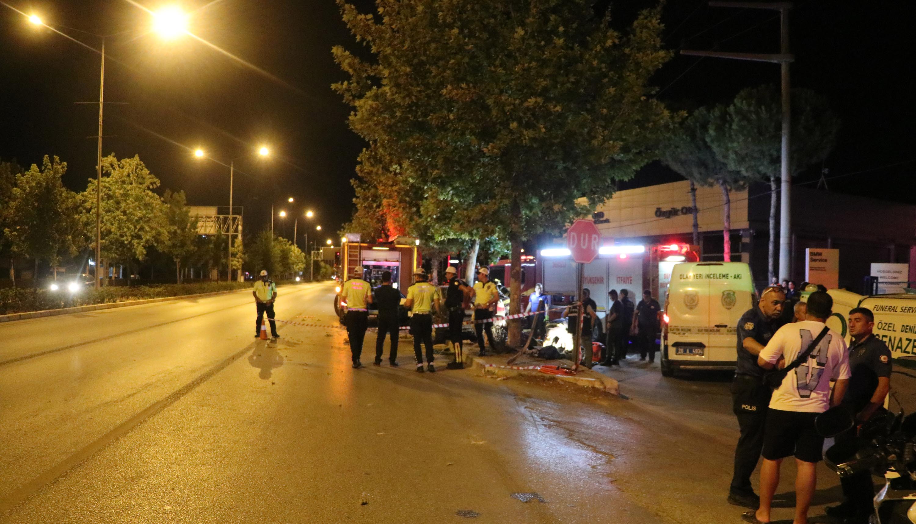 Denizlide Doğum günü kutlaması faciayla bitti! Otomobil ağaca ok gibi saplandı - Görsel 4