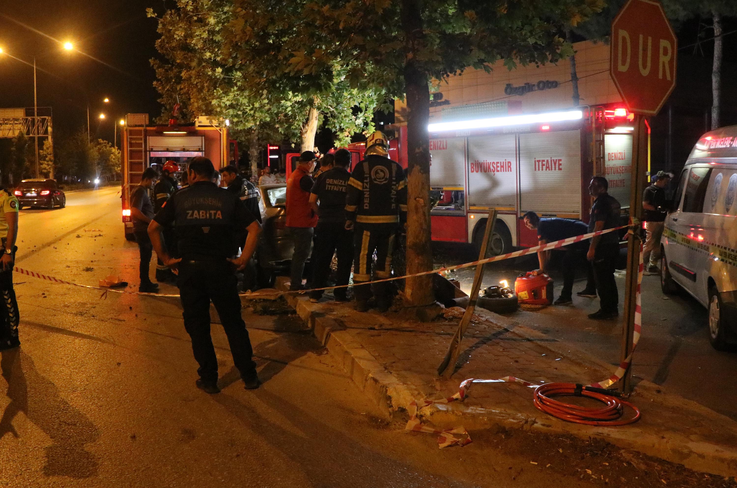 Denizlide Doğum günü kutlaması faciayla bitti! Otomobil ağaca ok gibi saplandı - Görsel 5