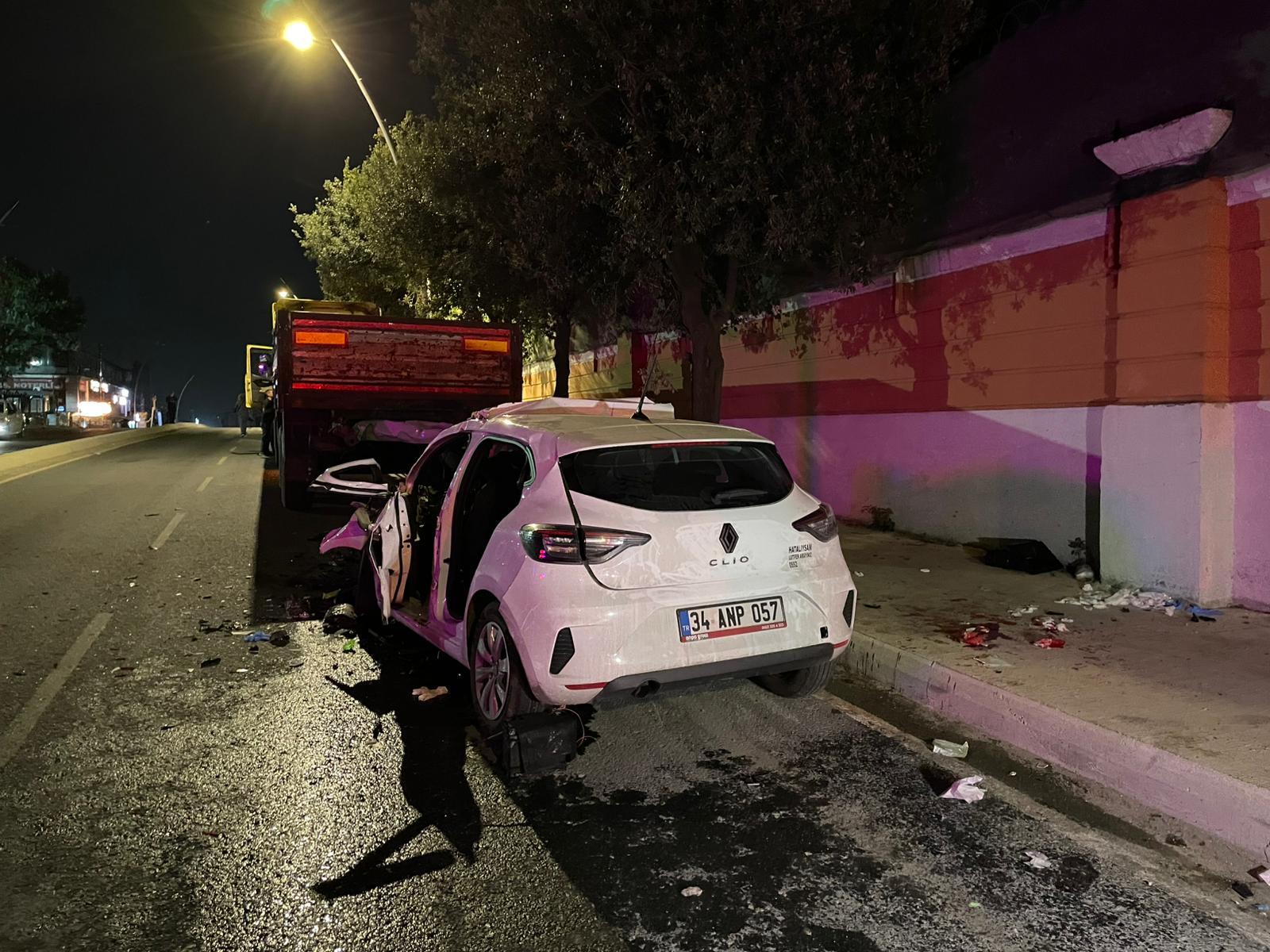 İstanbul -Büyükçekmece’de otomobil park halindeki TIR'a çarptı: 1 ölü, 4 yaralı - Görsel 1