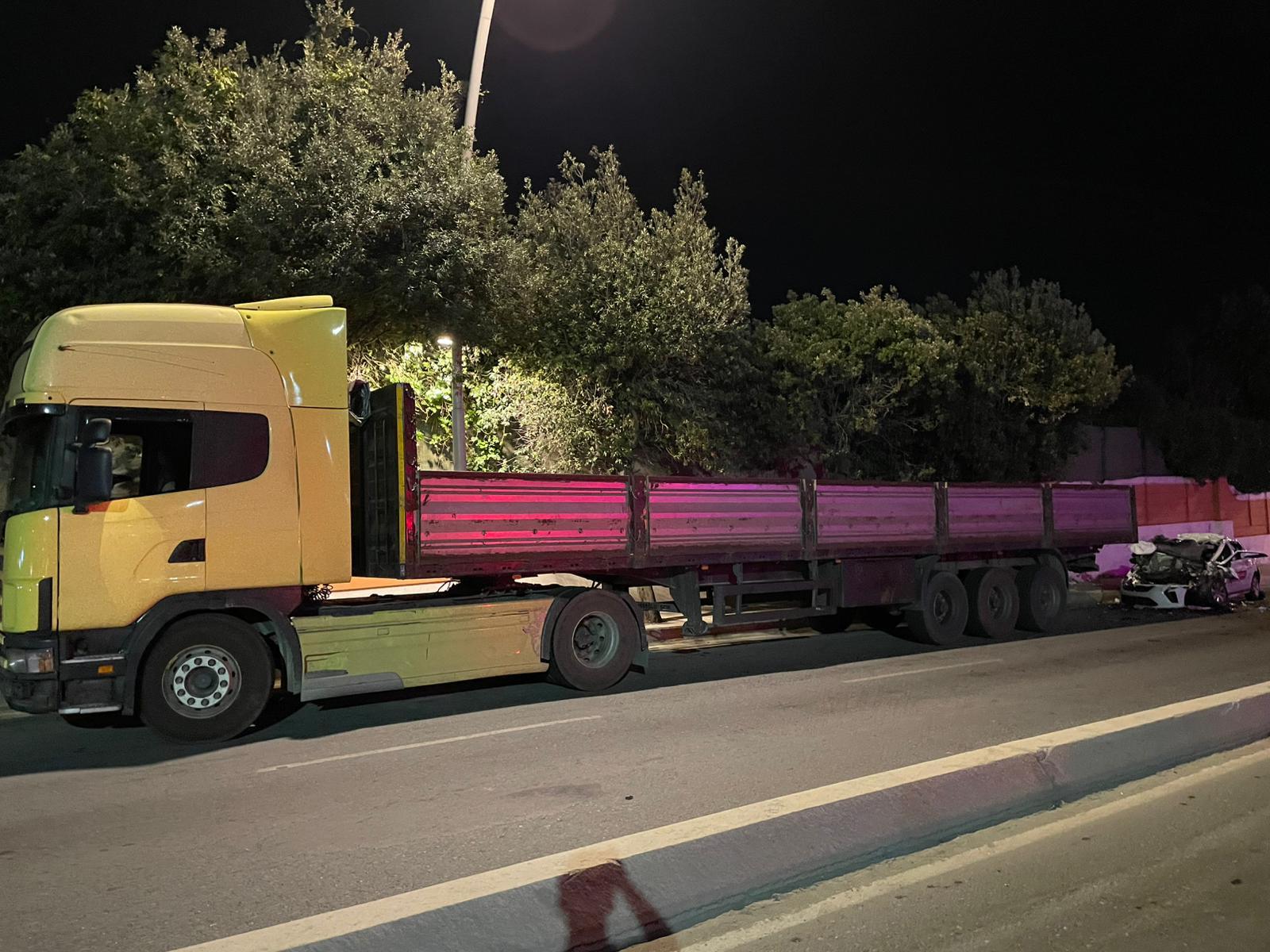 İstanbul -Büyükçekmece’de otomobil park halindeki TIR'a çarptı: 1 ölü, 4 yaralı - Görsel 2