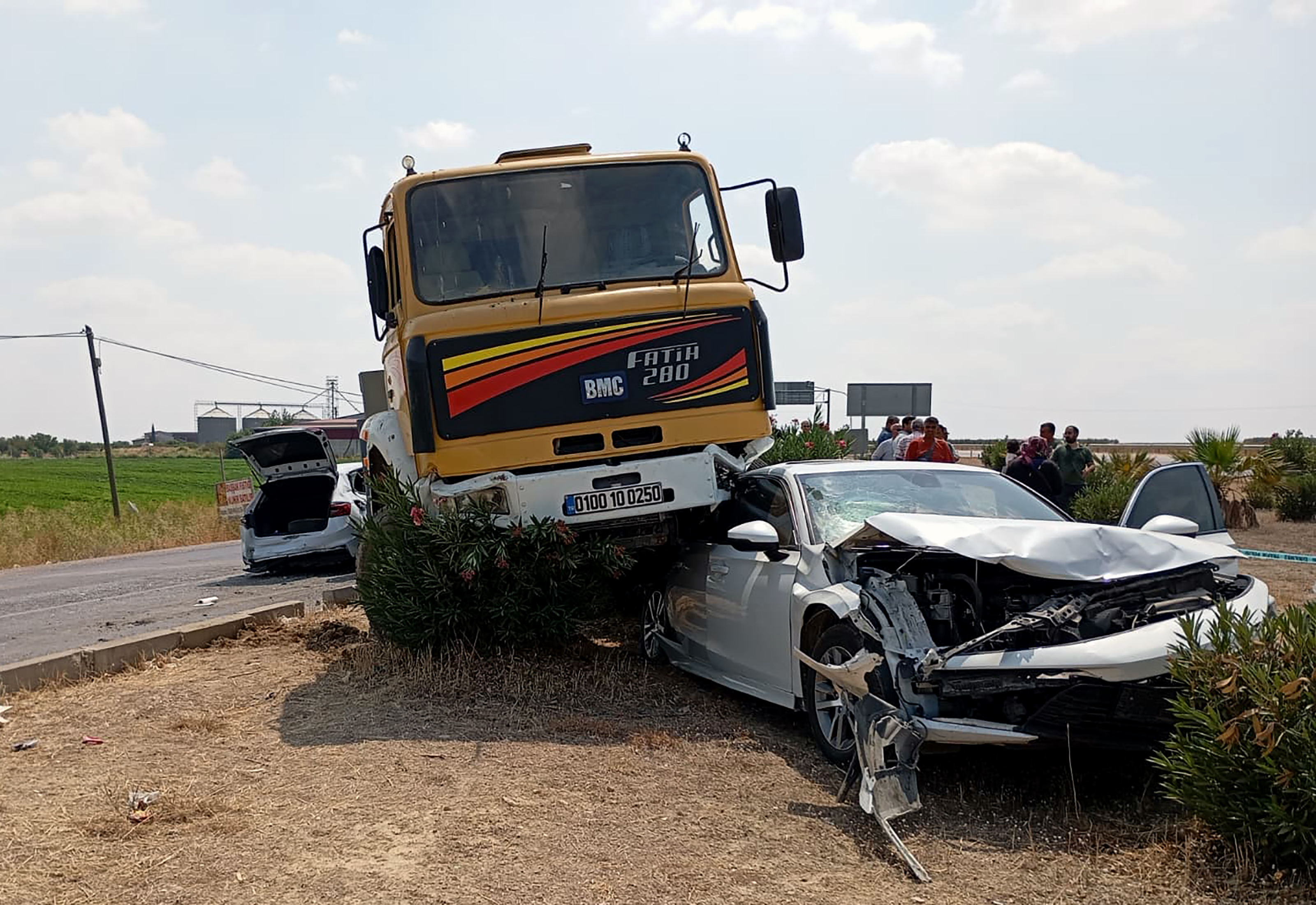 İş makinesi, kavşakta duran otomobillere çarptı: 3 yaralı - Görsel 2