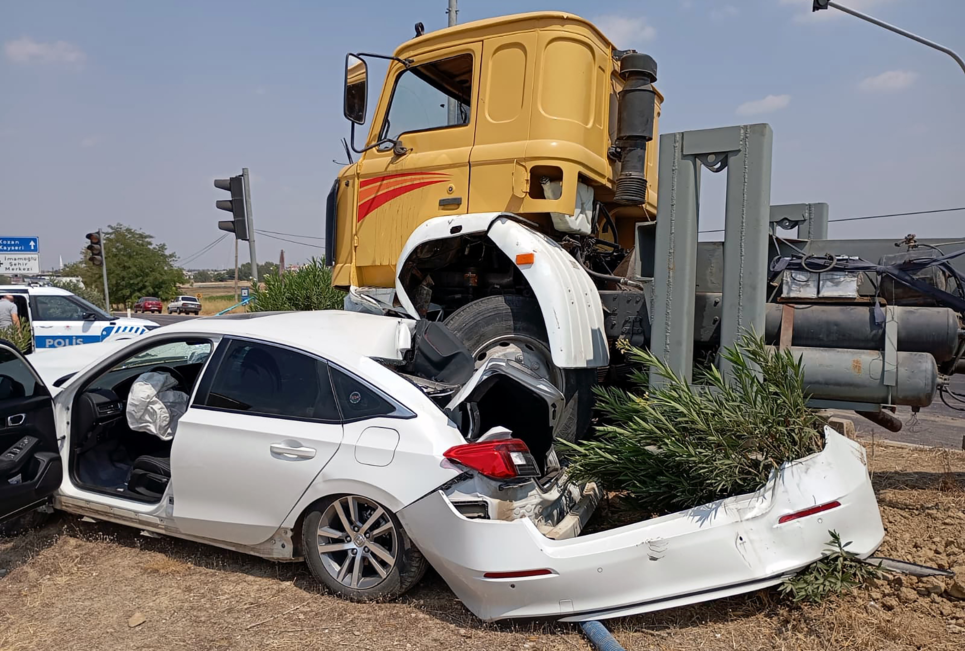 İş makinesi, kavşakta duran otomobillere çarptı: 3 yaralı - Görsel 3