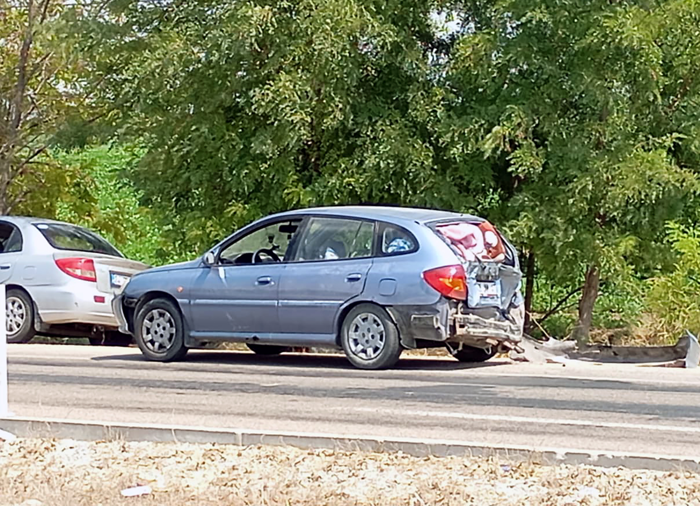 İş makinesi, kavşakta duran otomobillere çarptı: 3 yaralı - Görsel 4