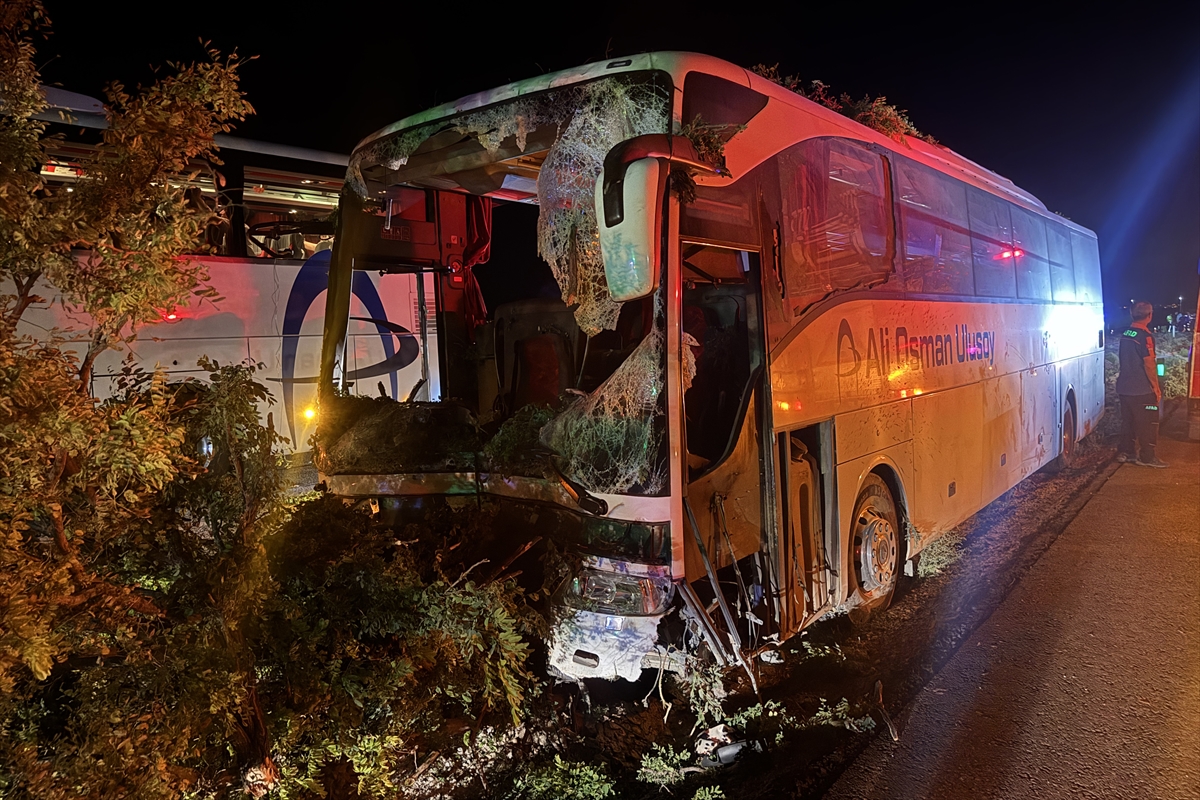 Kayseri'de yolcu otobüsünün orta refüjdeki ağaçlara çarptığı kazada 1 kişi öldü, 13 kişi yaralandı - Görsel 2