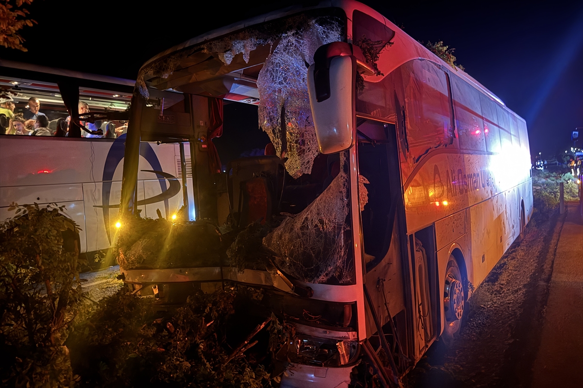 Kayseri'de yolcu otobüsünün orta refüjdeki ağaçlara çarptığı kazada 1 kişi öldü, 13 kişi yaralandı - Görsel 3