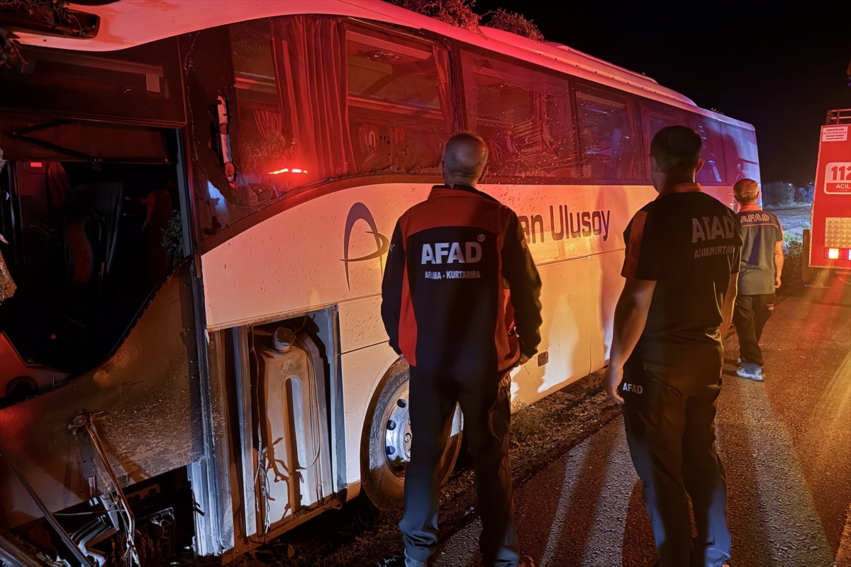 Kayseri'de yolcu otobüsünün orta refüjdeki ağaçlara çarptığı kazada 1 kişi öldü, 13 kişi yaralandı - Görsel 4
