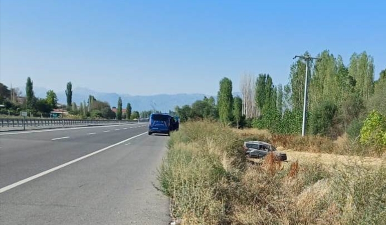 Seydişehir'de şarampole devrilen hafif ticari araçtaki 2 kişi yaralandı - Görsel 2