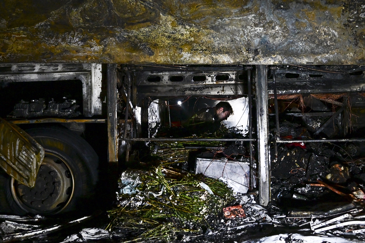 Ankara'da seyir halindeki yolcu otobüsü yandı - Kullanılamaz hale gelen otobüsteki 36 yolcu tahliye edildi - Görsel 1