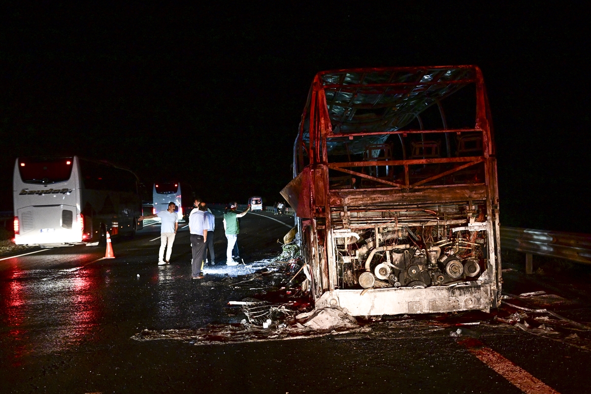 Ankara'da seyir halindeki yolcu otobüsü yandı - Kullanılamaz hale gelen otobüsteki 36 yolcu tahliye edildi - Görsel 3